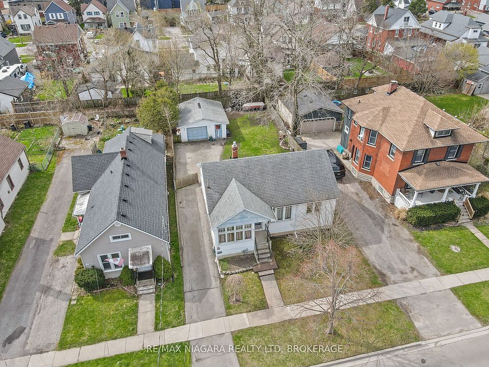 1st image of 215 Phipps St