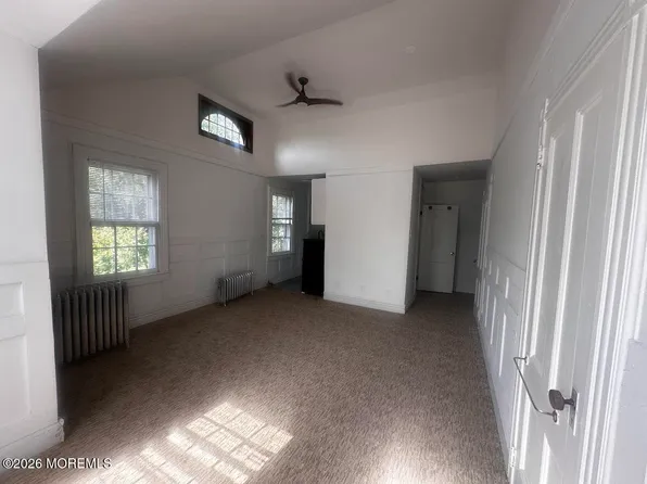 7 Monmouth Rd, Oakhurst, NJ