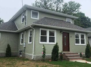21 Holloway St, Freeport, NY 11520
