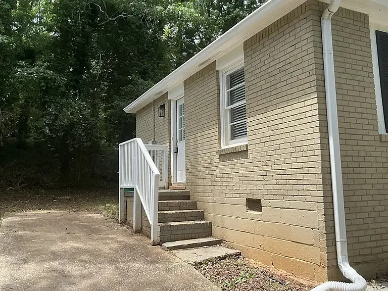 1425 Dennis Dr — Photo 3