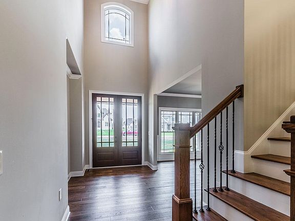 5th image of 829 Mount Rainier Dr