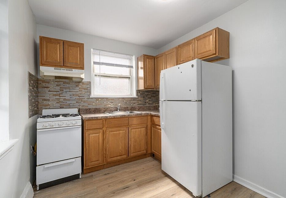 Kitchen-Classic (1BR, 1BA)
