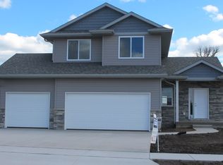 937 Crescent View Dr NE, Cedar Rapids, IA 52402