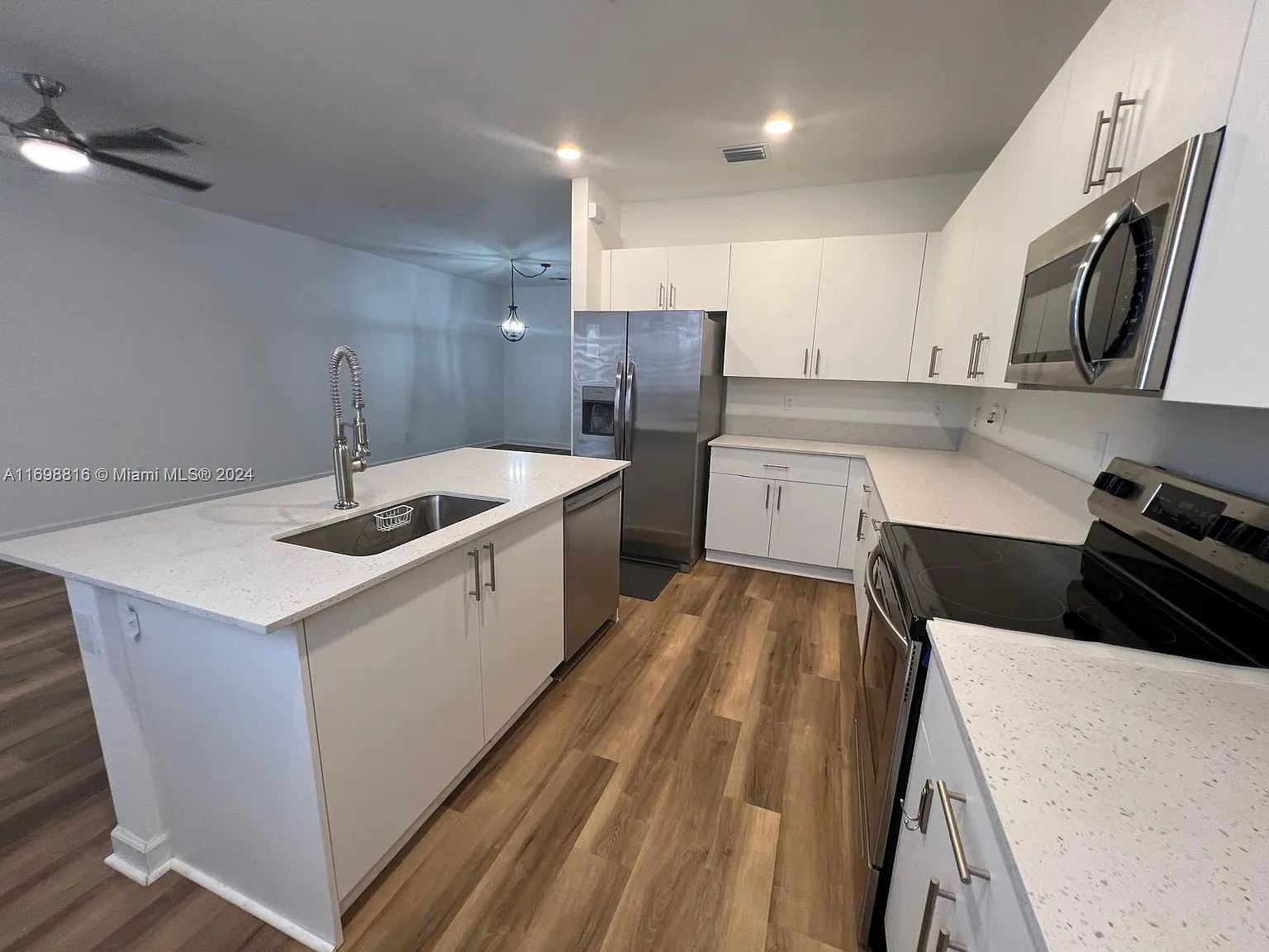 3 bed, 1828 sqft, $3,700 — Photo 4