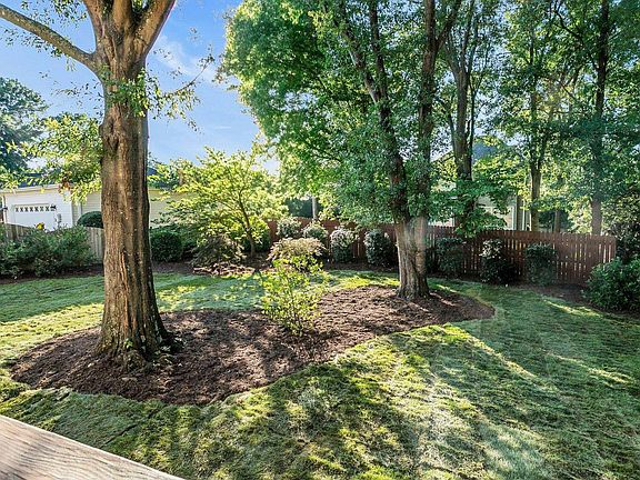 4th image of 109 E Hypericum Ln