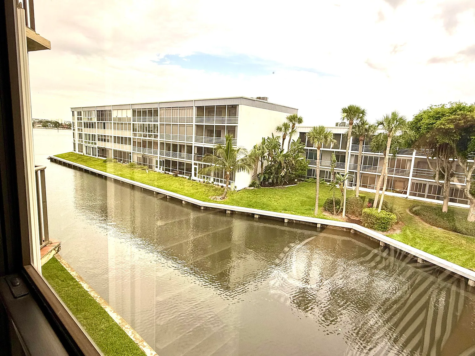 2 bed, 2.0 bath, 1025 sqft, $2,300 — Photo 2