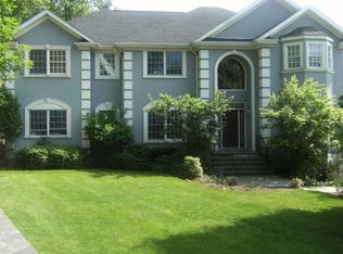 105 Roundabend Rd, Tarrytown, NY 10591