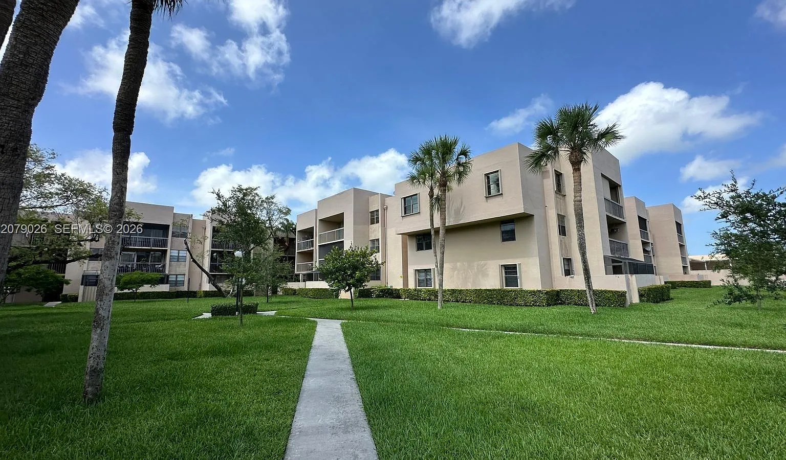 Gardens Of Kendall Condo — Photo 1