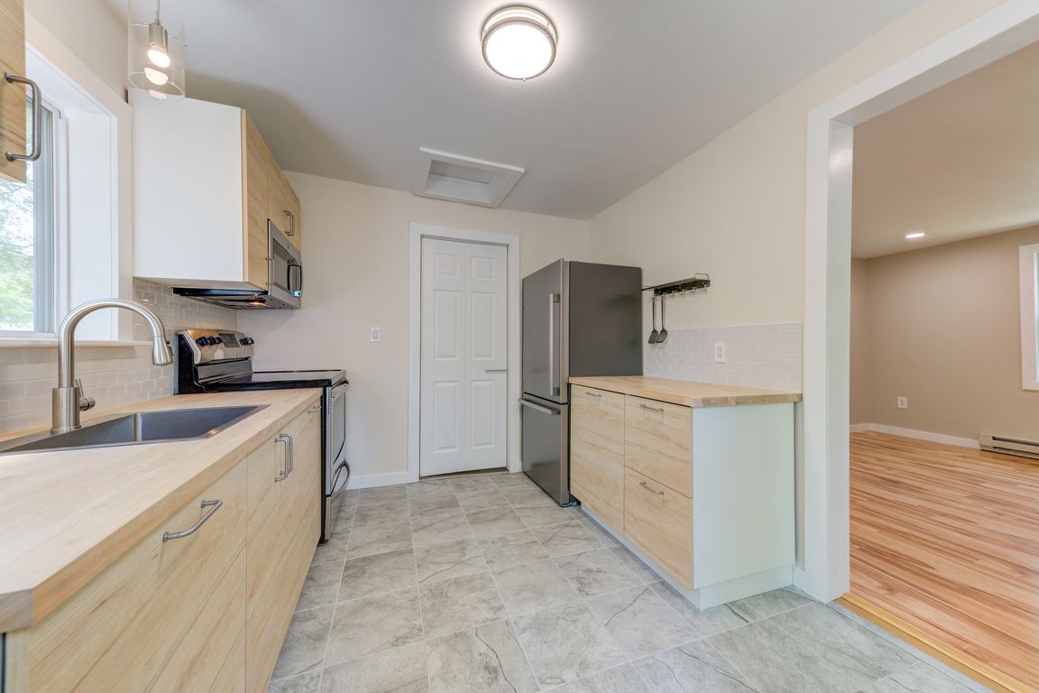 8-3956 Rte 9W