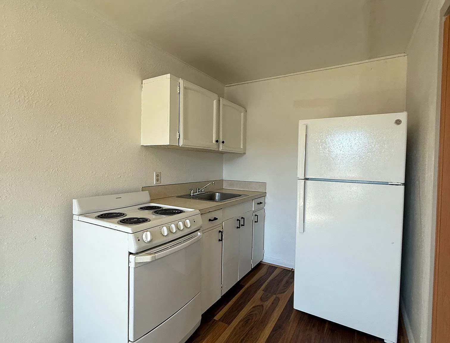 Studio, $800 — Photo 1