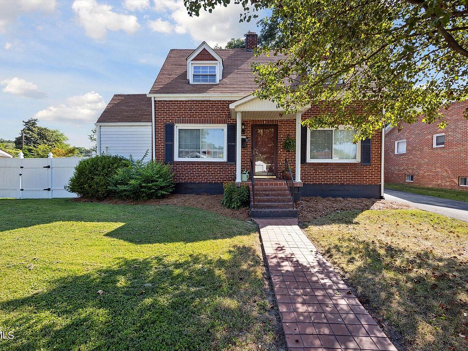 1st image of 1809 Oakwood Dr