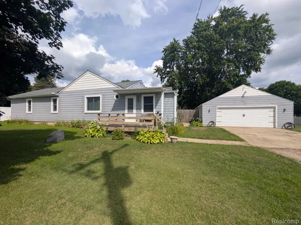 10024 Stover Rd, Otisville, MI 48463