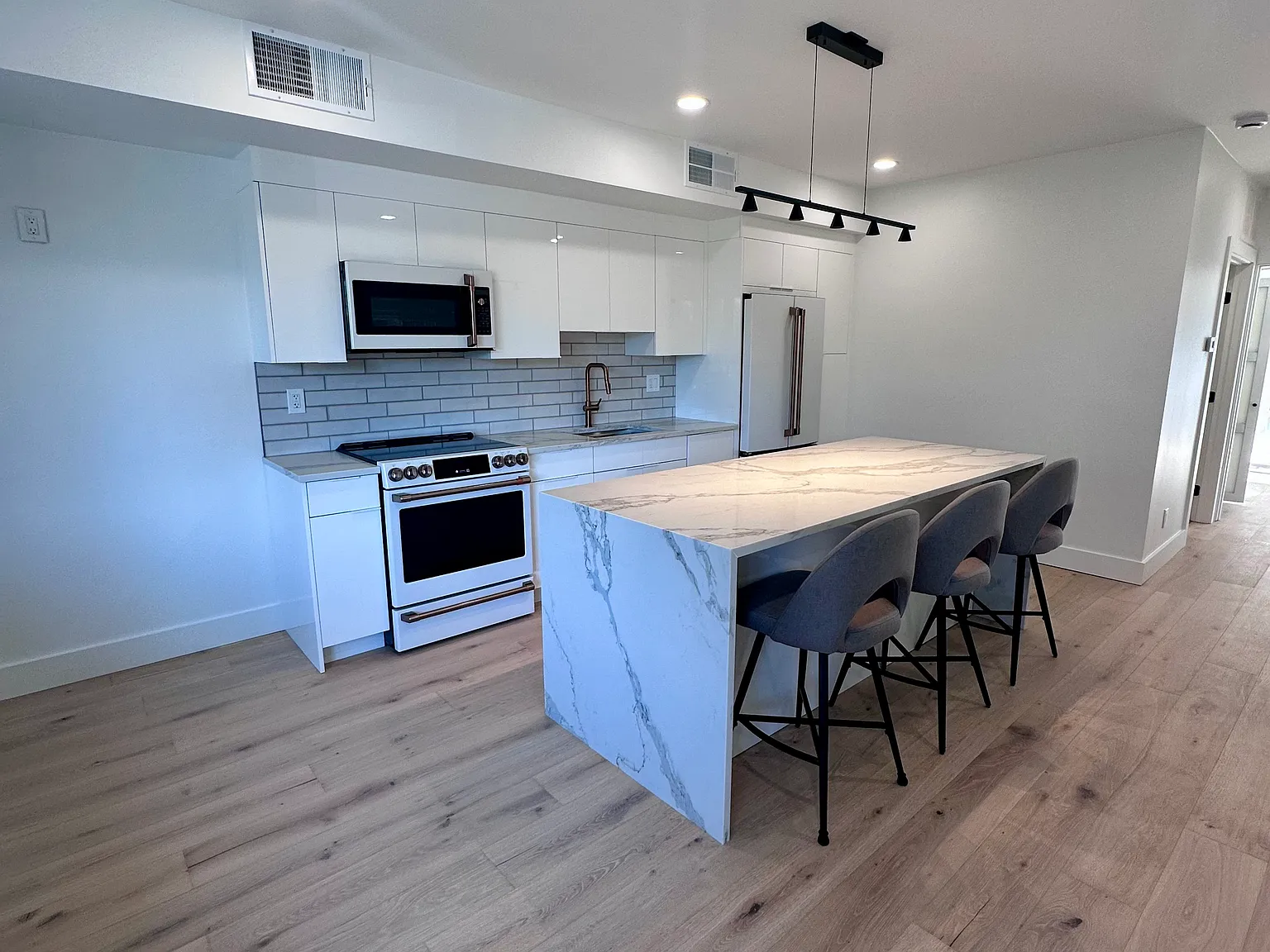 1 bed, 1.5 bath, 1059 sqft, $3,950 — Photo 3