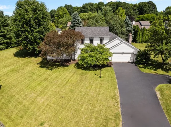 75 Country Ln, Fairport, NY 14450