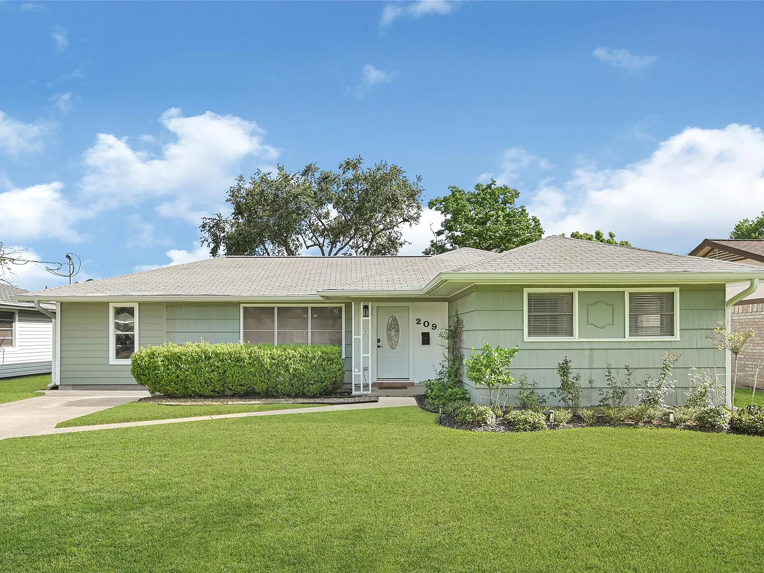 4 bed, 2.0 bath, 1408 sqft, $2,100 — Photo 1