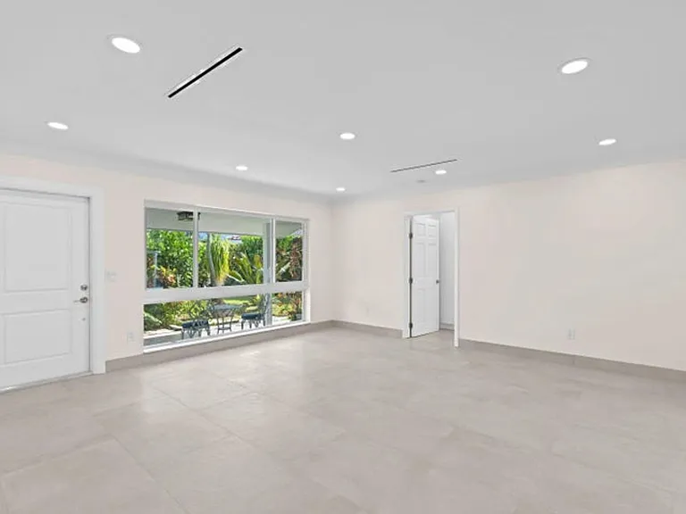 391 SE 7th Ave — Photo 6