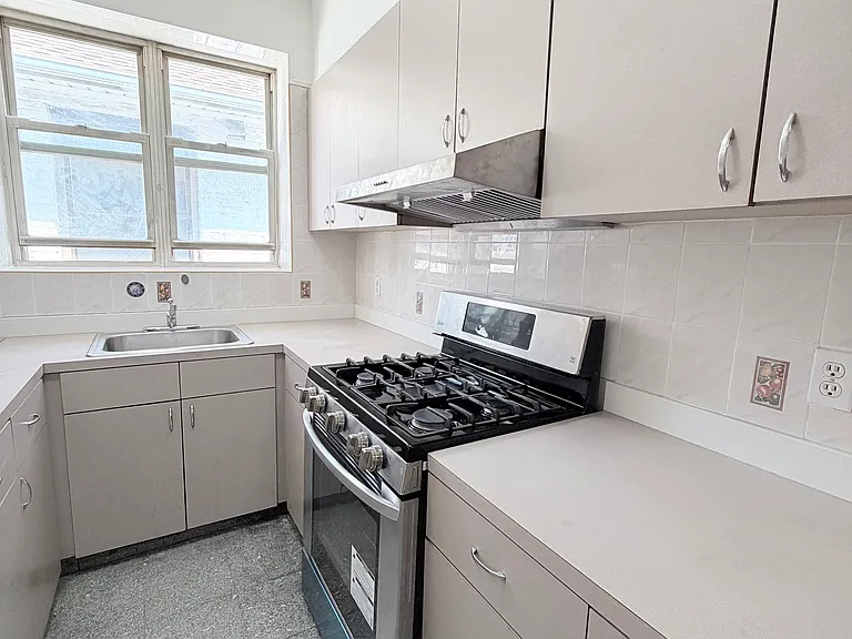 1429 W 8th St #2 — Photo 3