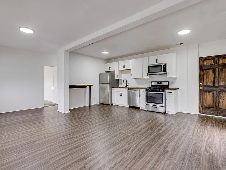 600 E Warrington Ave #2 — Photo 3