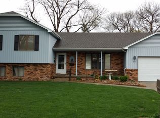 2211 Woodridge Pl, Grand Island, NE 68801