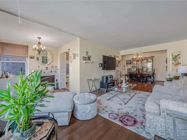 18-40 211th St #5C, Bayside, NY 11360