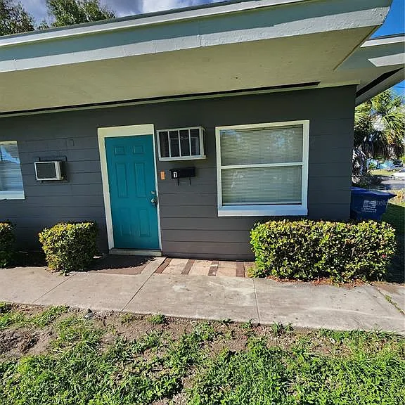 2219 Highland St S #1 — Photo 1