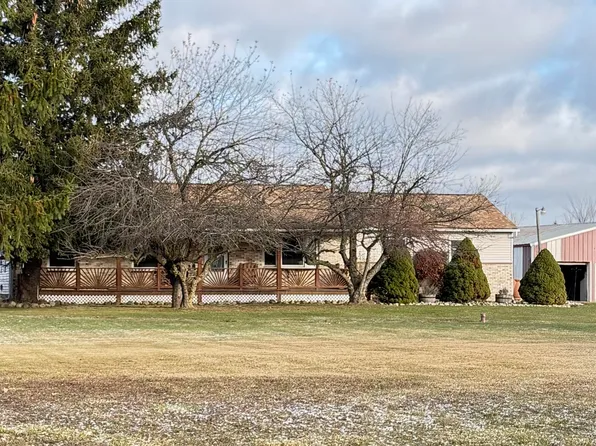 8488 Beard Rd, Avoca, MI 48006