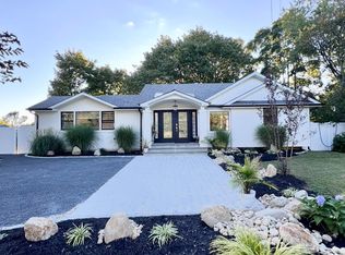 566 Locust Ave, Oakdale, NY 11769