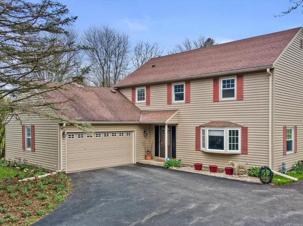 S41W26912 Oak Grove LANE, Waukesha, WI 53189