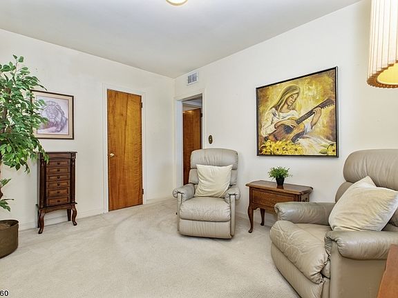 5th image of 40 Cooper Ave