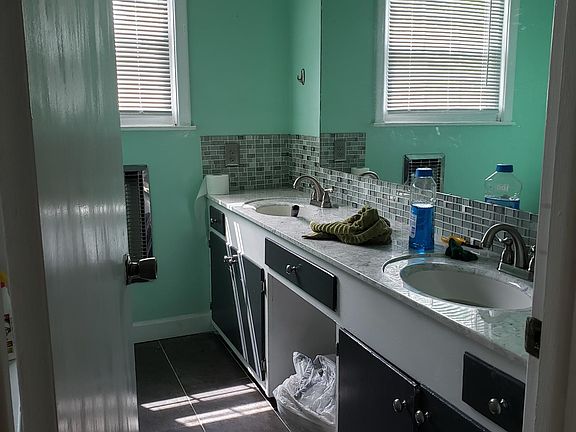 5th image of 202 Woodlawn Dr