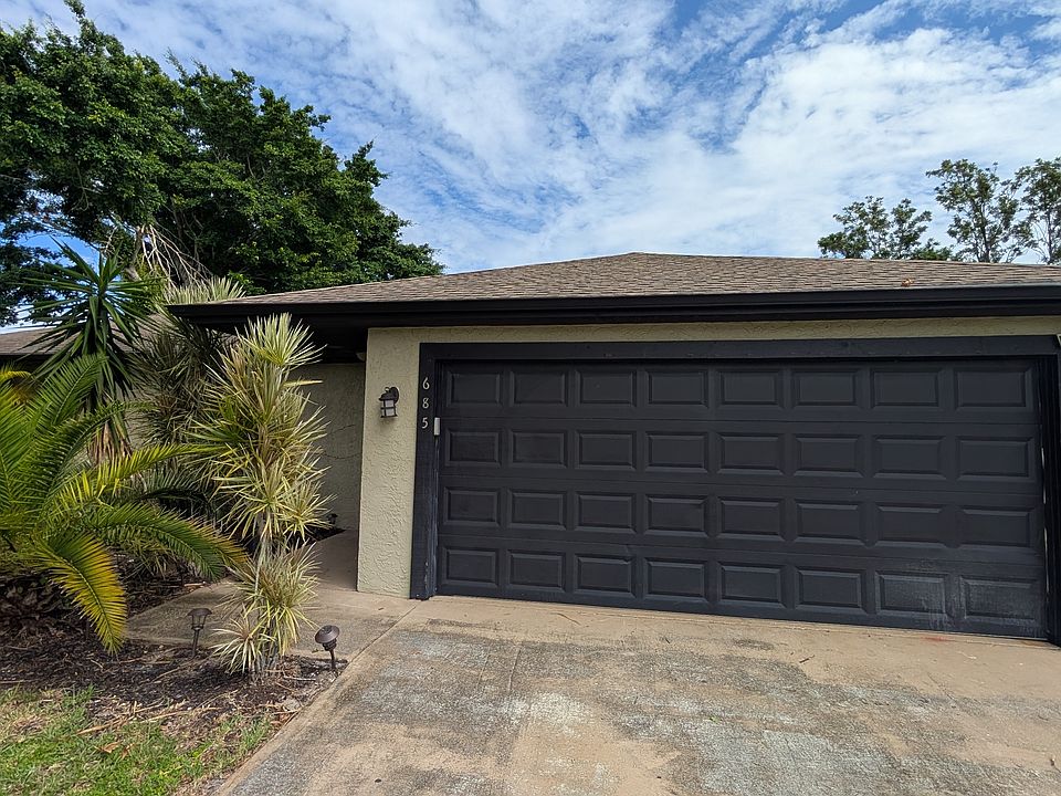 1st image of 685 SW Lakehurst Dr
