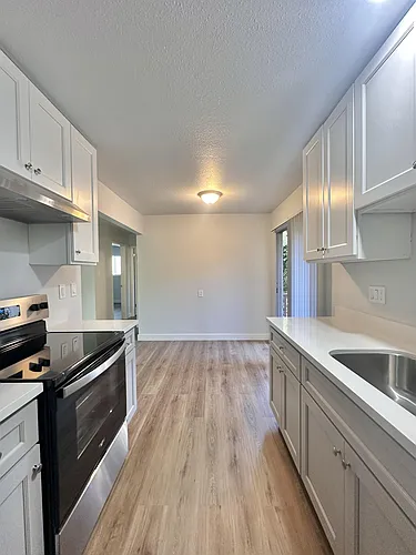 303 Pine Ave Photo 1