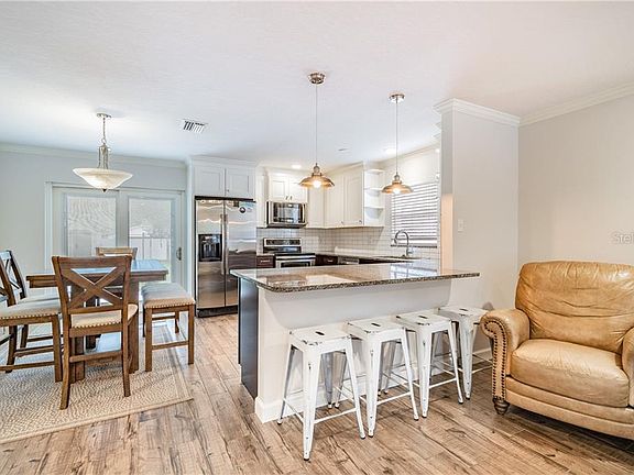 5th image of 403 W Osborne Ave