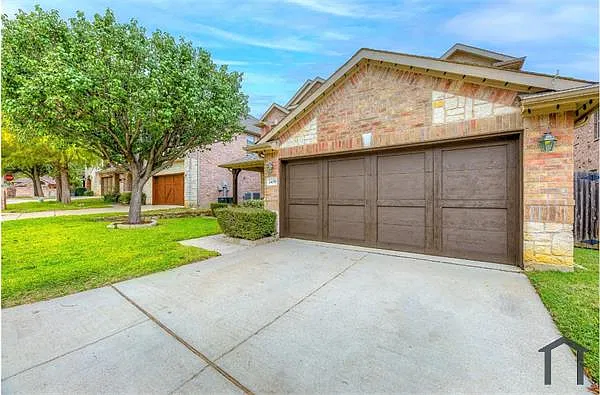 5 bed, 2416 sqft, $3,300 — Photo 3