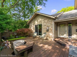 4159 Foxpointe Dr, West Bloomfield, MI 48323