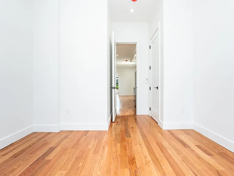 236 Montrose Ave #2A — Photo 17