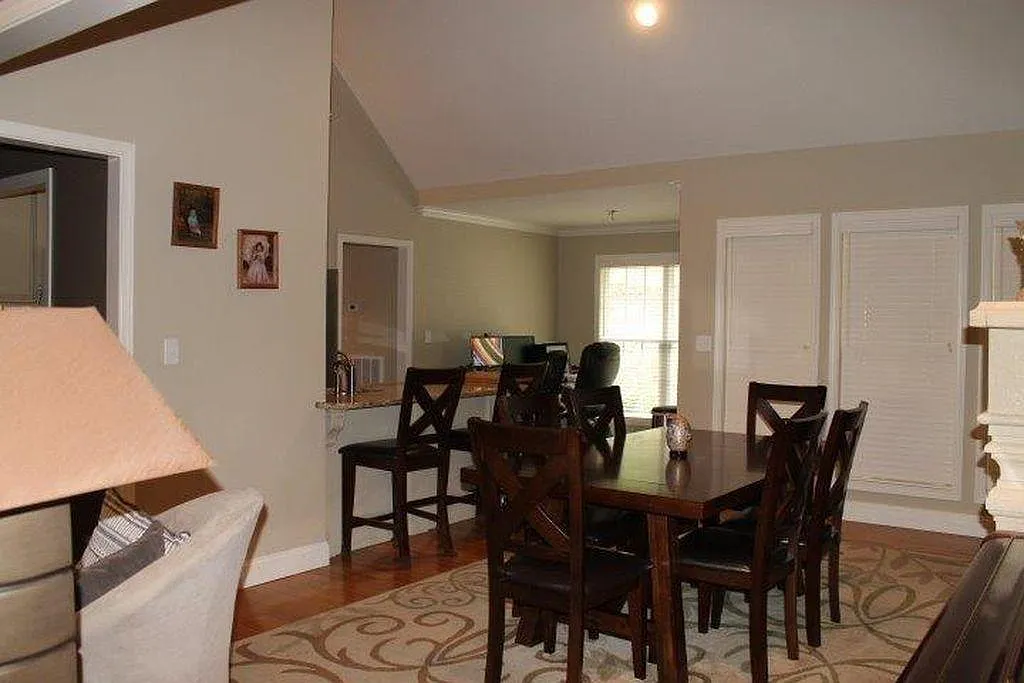 3 bed, 1900 sqft, $2,350 — Photo 2