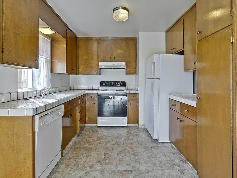 301 College Ave — Photo 4