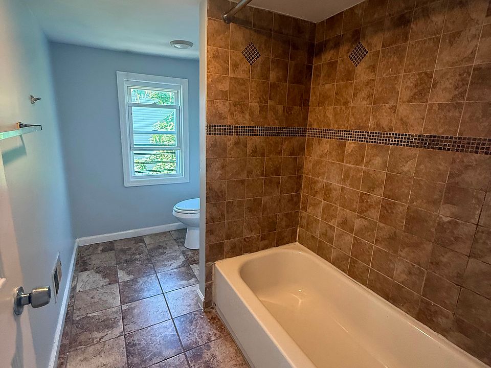2nd image of 261 21st St #3