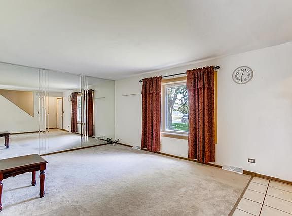 2nd image of 876 Glenlake Dr #876