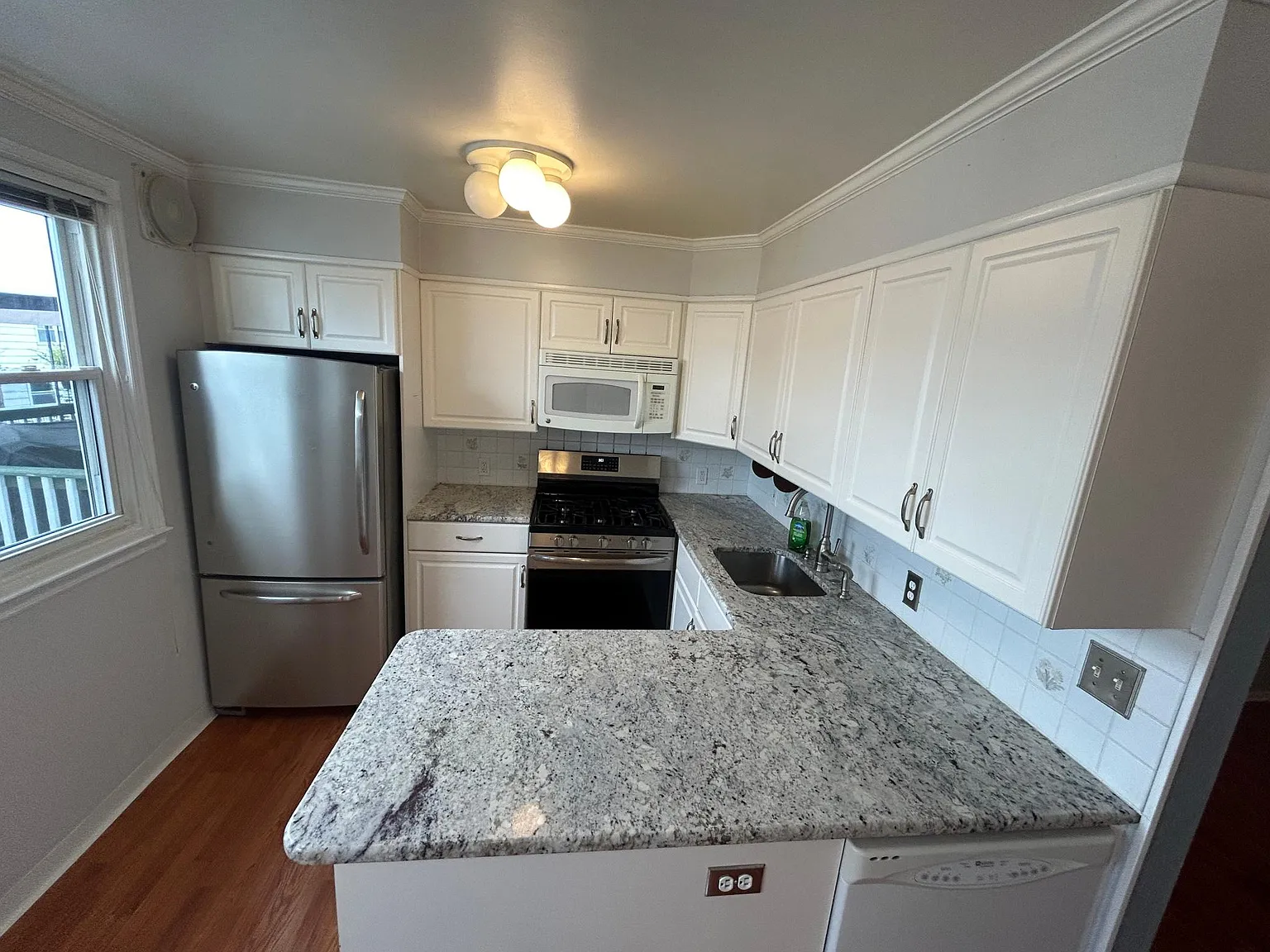 3 bed, 2049 sqft, $2,500 — Photo 2