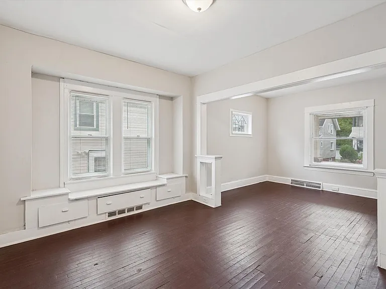 2302 Saratoga Ave — Photo 2