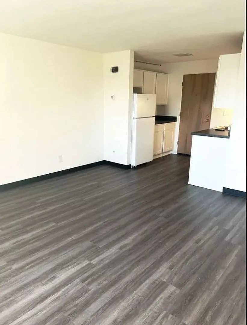 502 E Main St — Photo 4