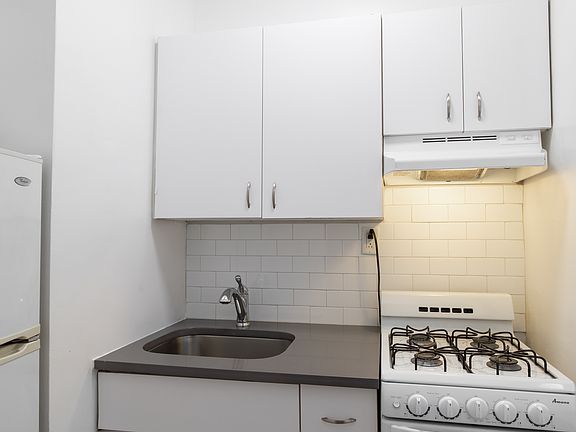 4th image of 240 E 46th St APT 4J