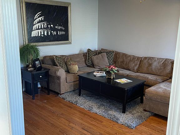 3rd image of 104 Crowe Ln