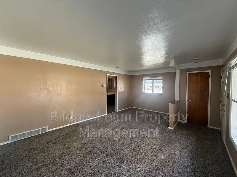 3 bed, 1.5 bath, 988 sqft, $1,095 — Photo 3
