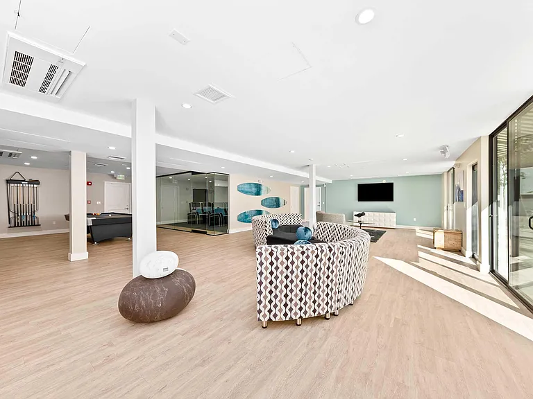 Summerview Beach Resort Luxury Apartments — Photo 37