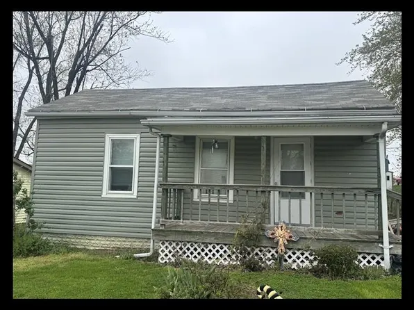 102 Crescent Dr, Macon, MO 63552