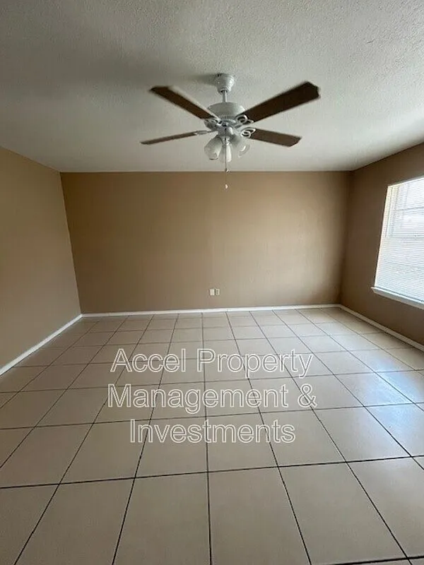 Building Photo - 2401 Gumwood Ave #8