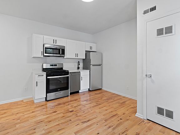 3rd image of 923 Elm St APT 3C